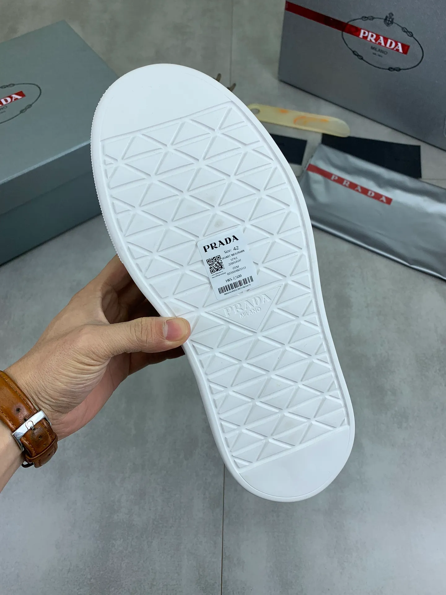 Men's shoes 💰P620 new model (high version) The new PRADA (Prada) high-top counter has launched the classic model at the same time. The new men's shoes and 😘fabrics are selected from the original imported calfskin. First layer of imported cowhide lining. The original version is awesome! 👍🏿Original open-molded non-slip PU outsole, with exquisite lines, simple and elegant, super comfortable and classy on foot, suitable for leisure travel. Code number:38-45